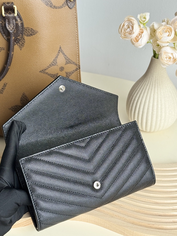 イヴサンローラン財布素材ディテール